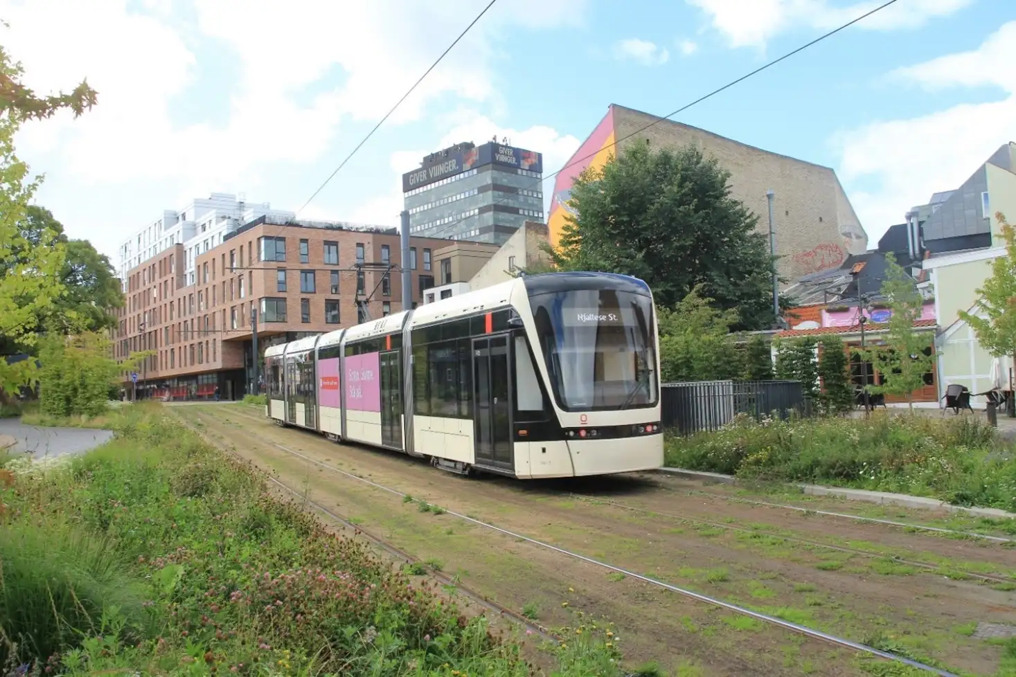 Billed af et t&aring;g med store vinduer og i hvid